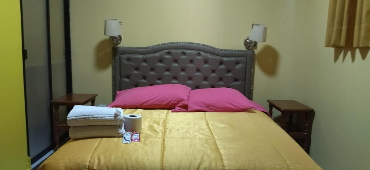 Hospedaje Karol Hotel อายากุตโช ภายนอก รูปภาพ