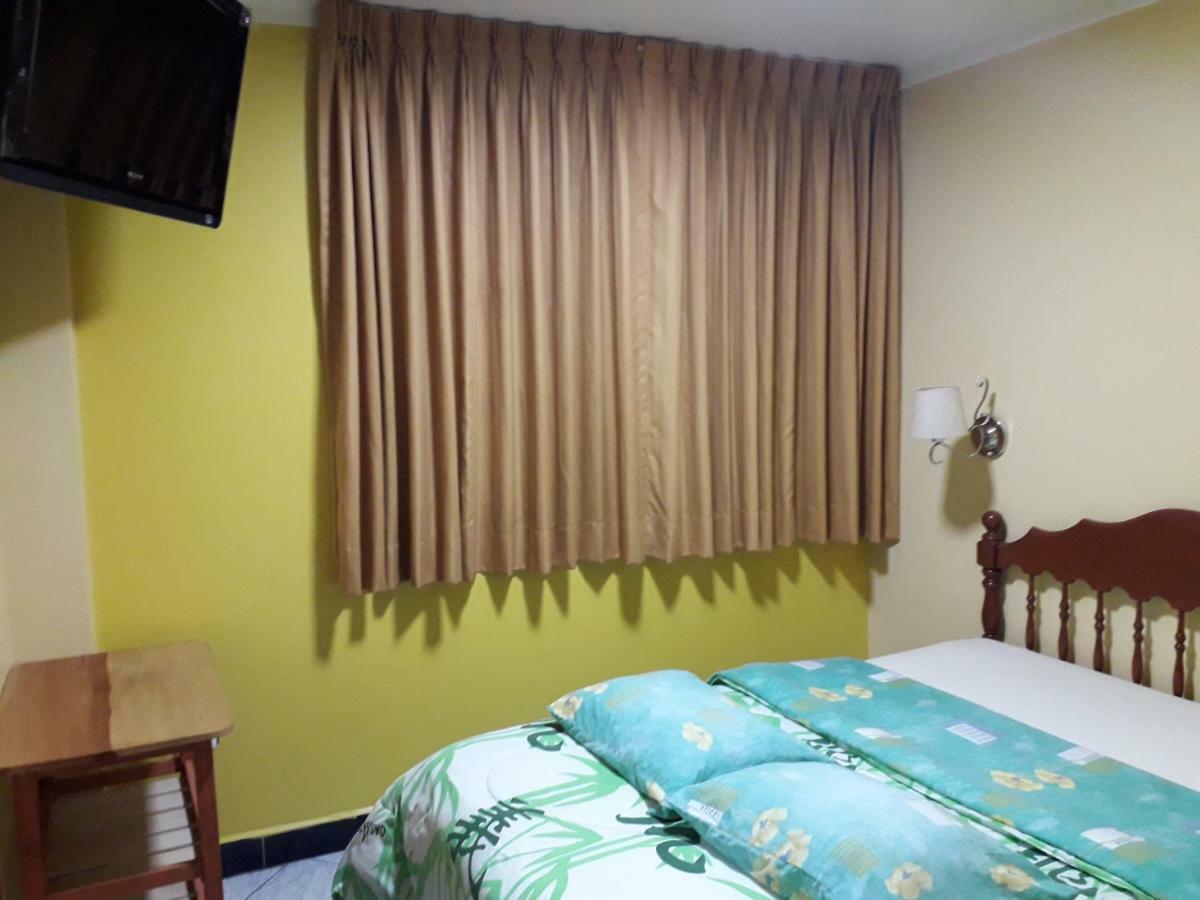 Hospedaje Karol Hotel อายากุตโช ภายนอก รูปภาพ