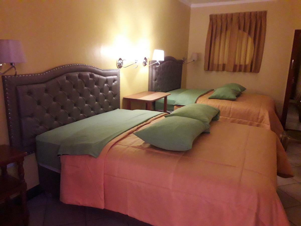Hospedaje Karol Hotel อายากุตโช ภายนอก รูปภาพ